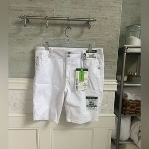 NWT new 14 D. Jeans high waisted twill Bermuda shorts butt lifter white